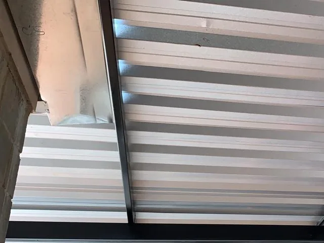 Nó da treliça metálica e encontro das terças