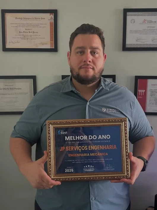 João Otávio Bieli Pereira, engenheiro mecânico responsável, com o prêmio Melhor do Ano 2025 da JP Serviços de Engenharia
